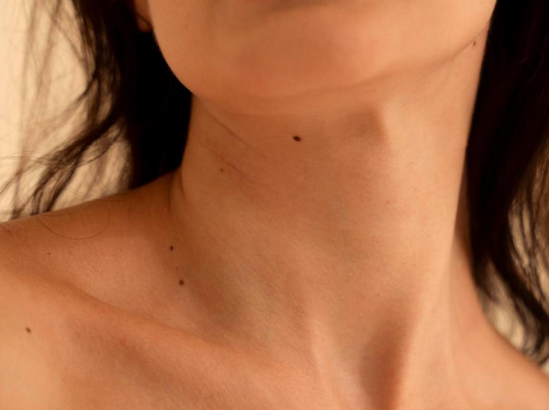 How to Maintain Healthy Skin on Your Neck and Décolletage